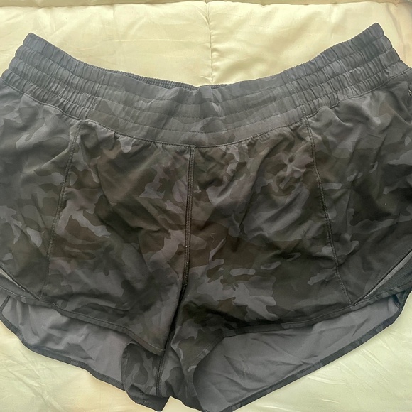 LULU Hotty Hot High-Rise Lined Short 2.5", Incognito grey camo multi, Size 14 - Picture 1 of 2